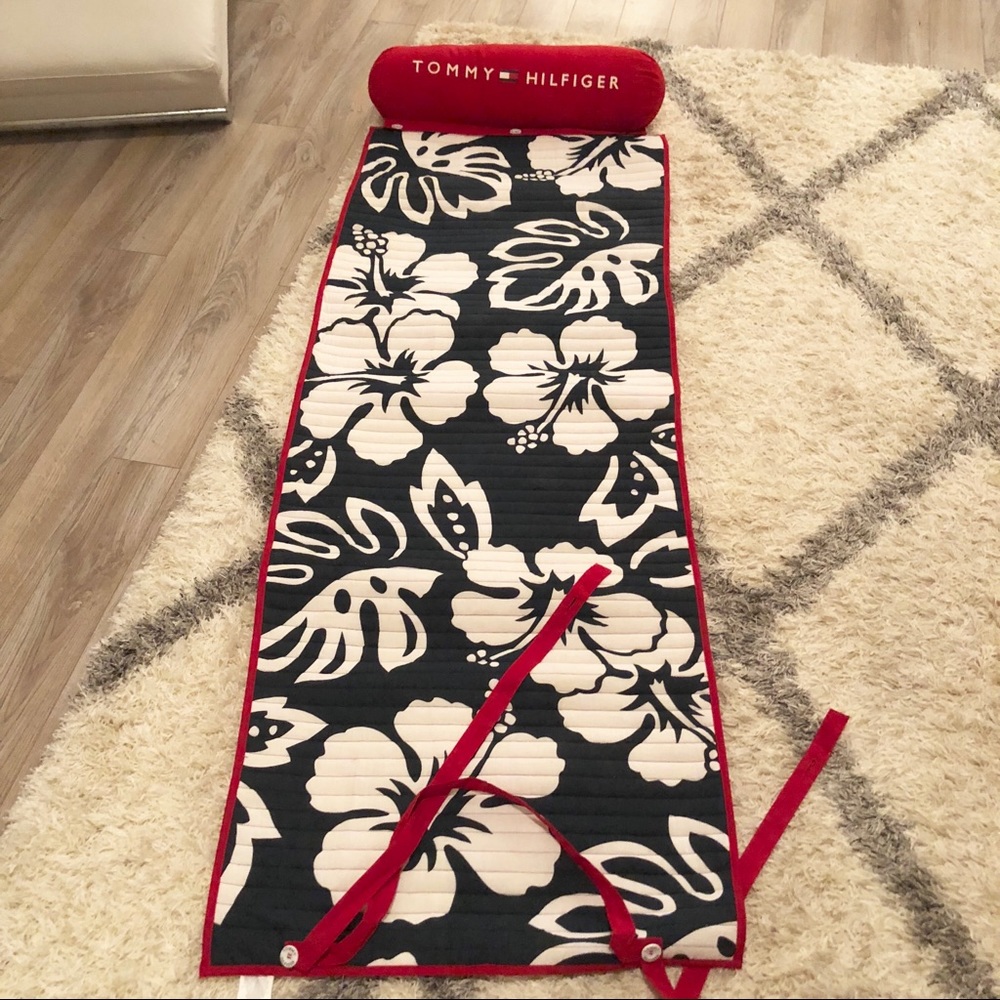 Tommy Hilfiger roll up beach mat
